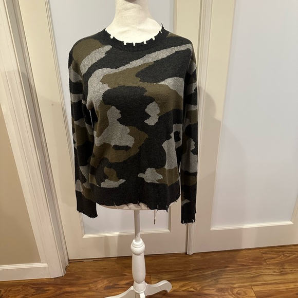 vestique Sweaters - VESTIQUE Camo distressed Sweater- Sz M